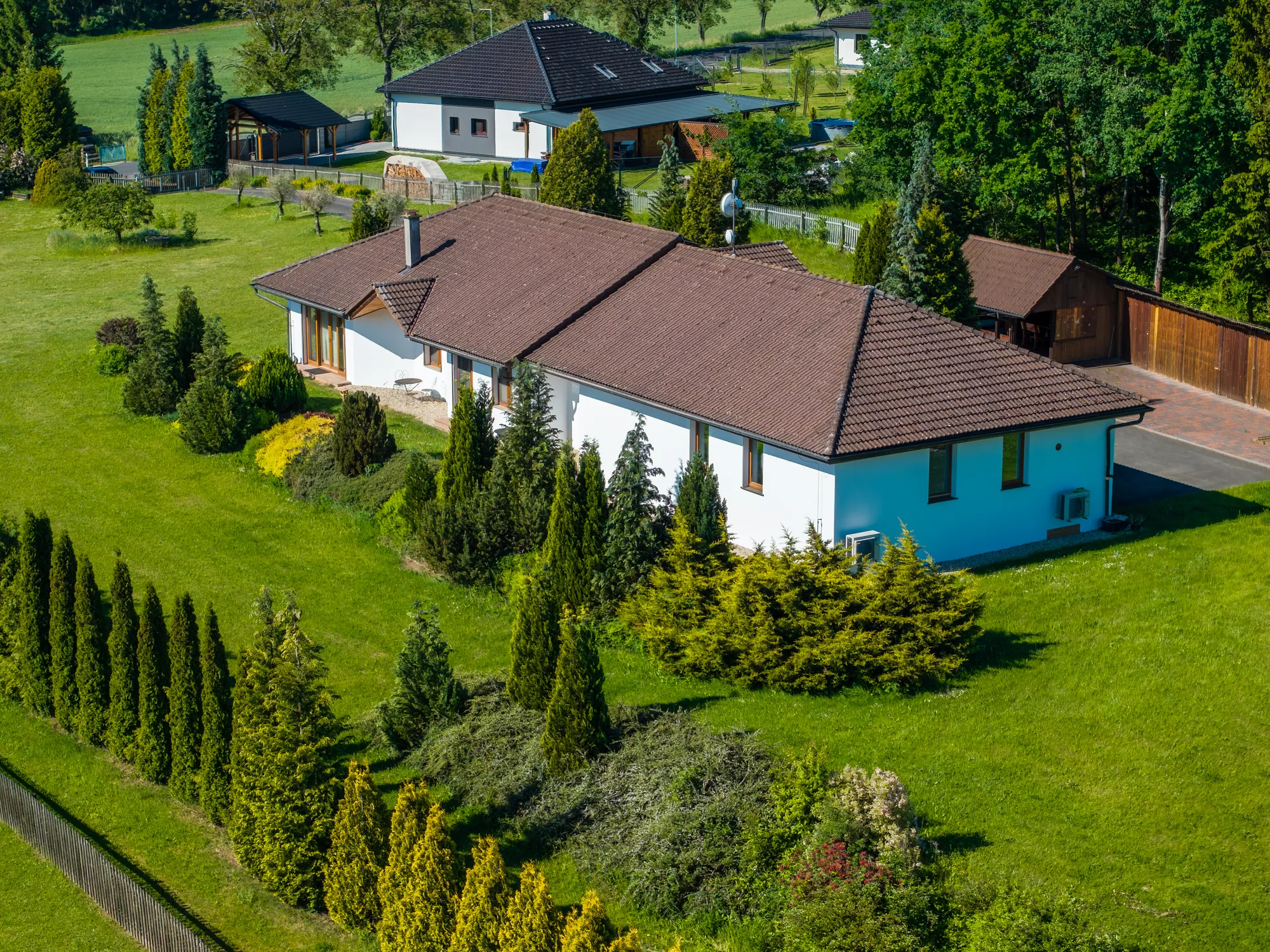 Vstup a příjezdová cesta