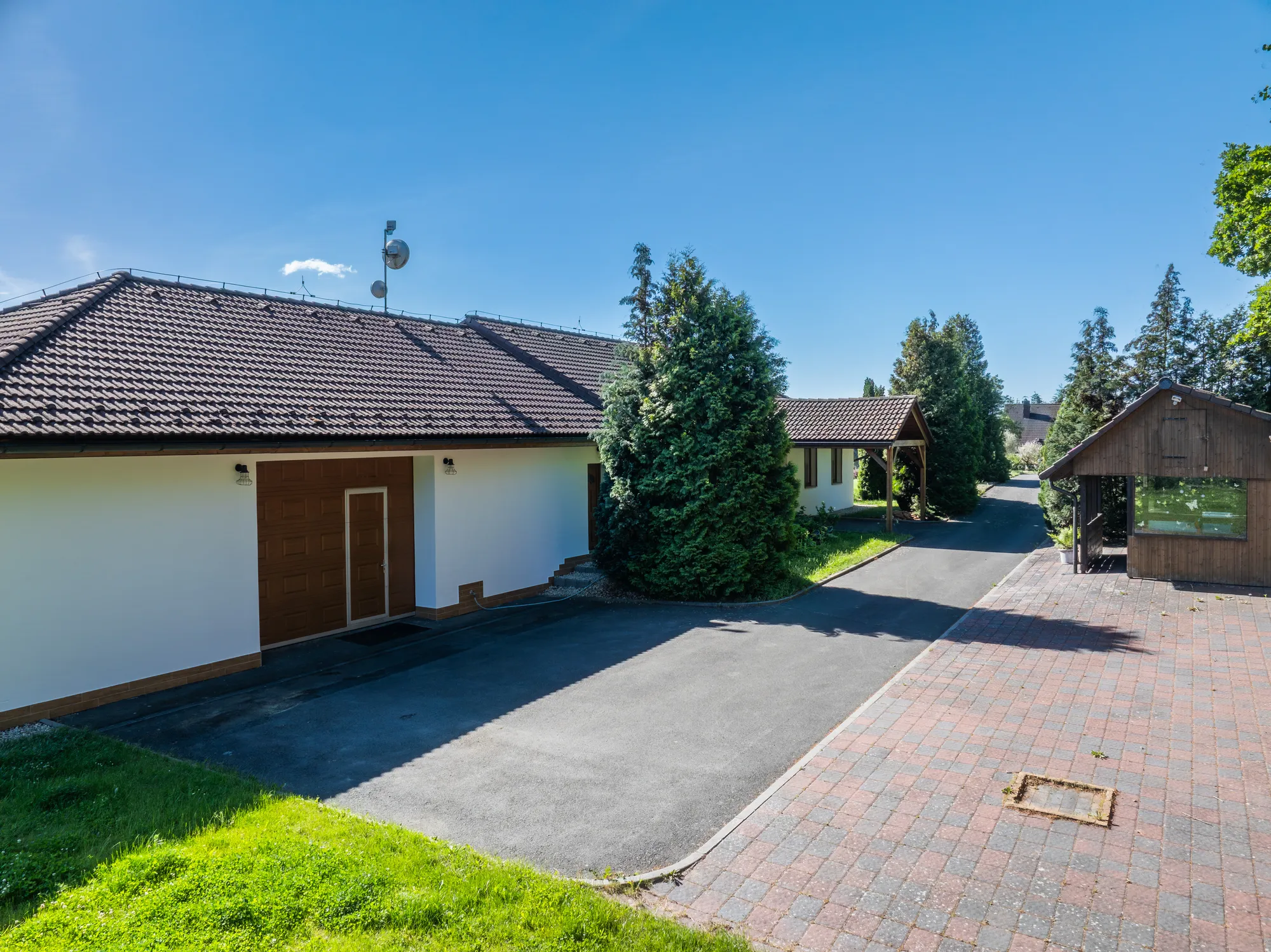 Vstupní prostor — carport a cesta