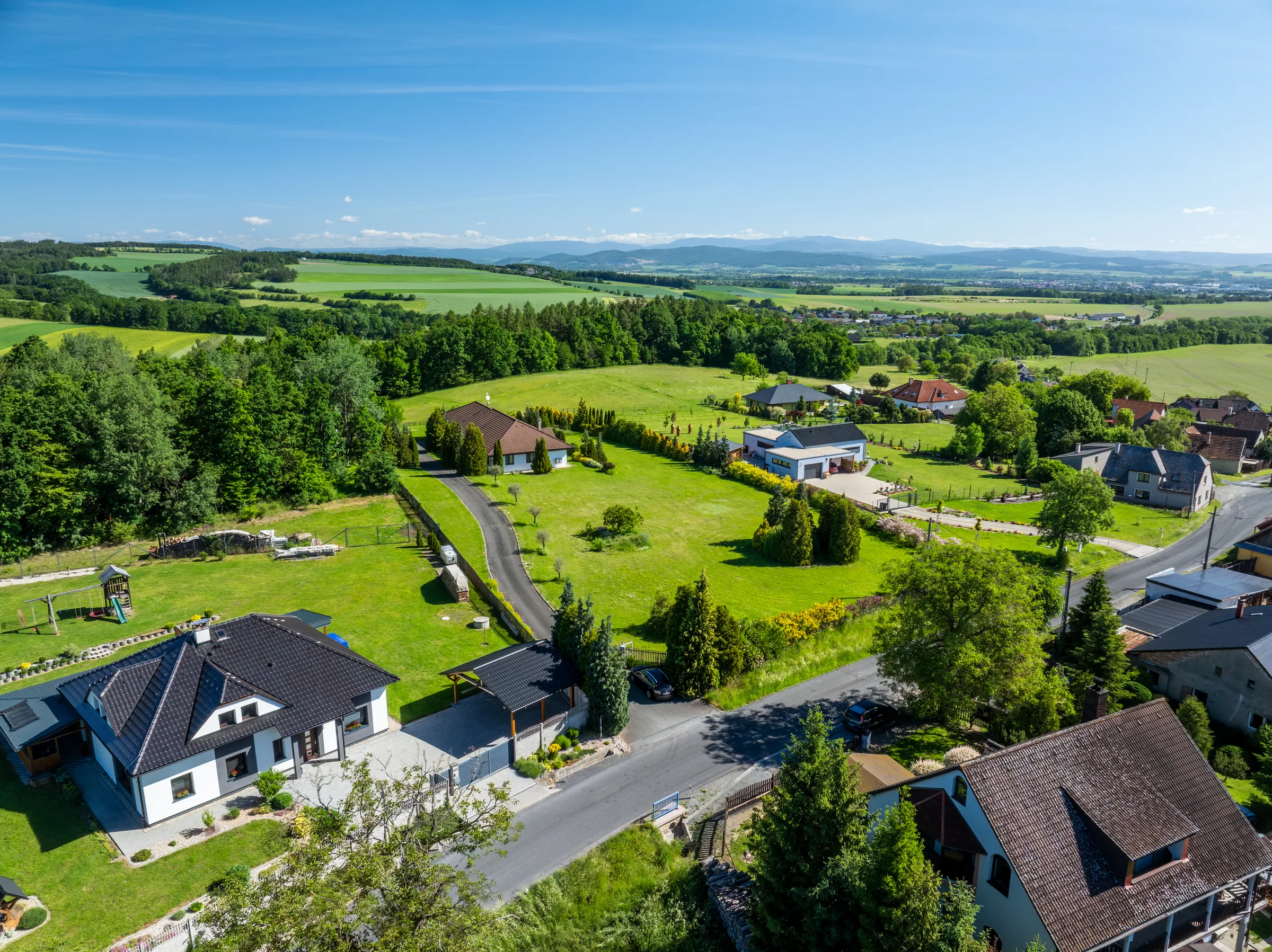 Letní panorama — rezidence a výhled do krajiny