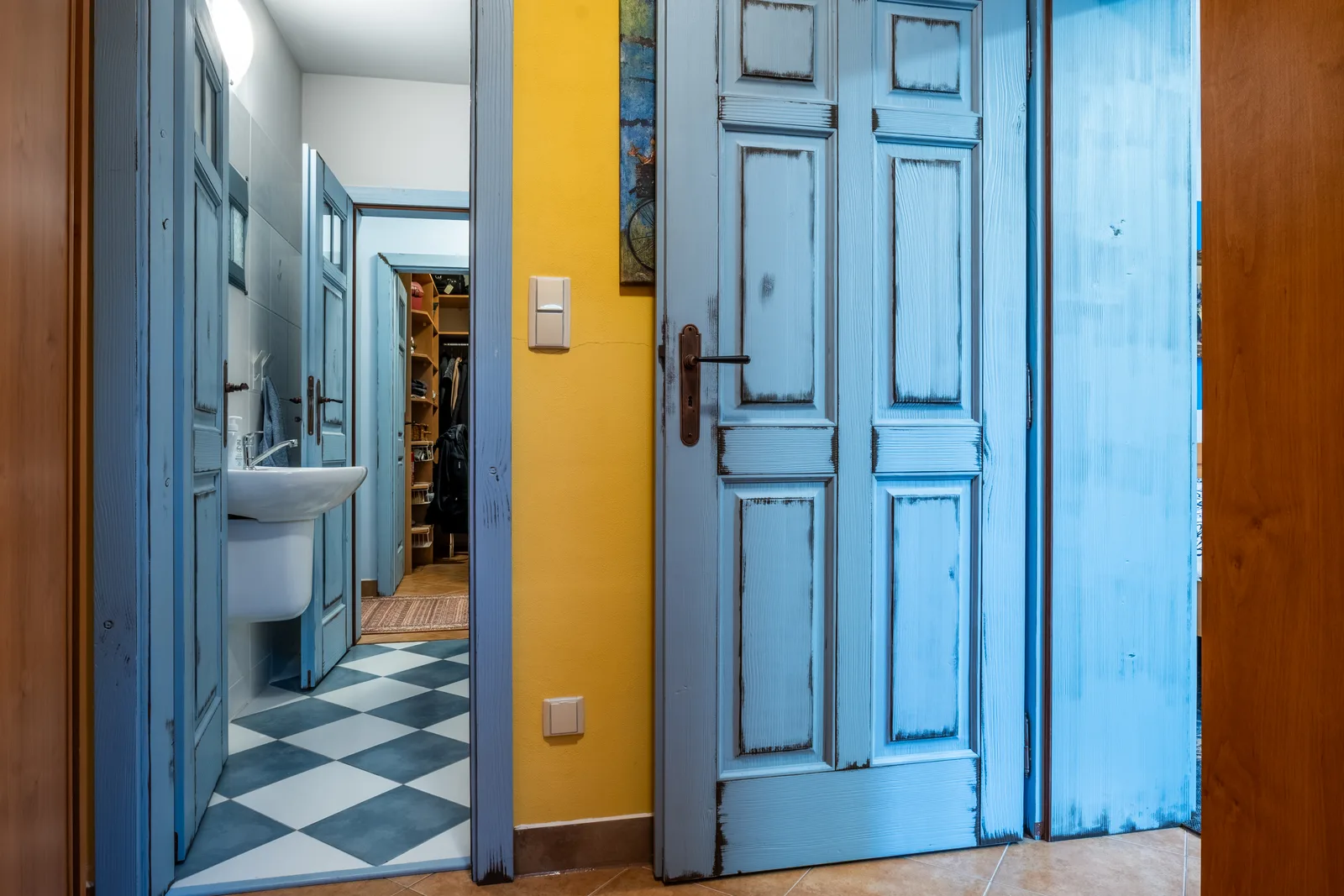 Chodba - modré dveře