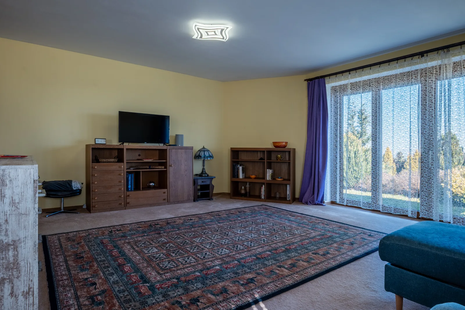 Obývací pokoj - TV a okno